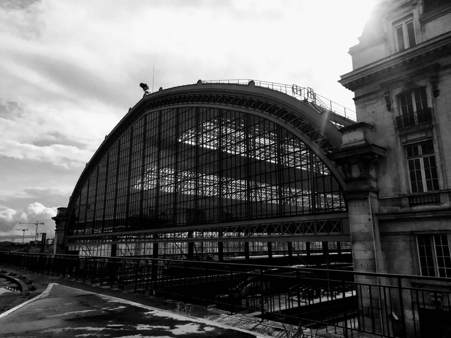 Le jour m'est apparu visqueux sous sa fourrure blanche et ses sons lointains Rien que le départ derrière quoi je me tiens, Dernière lumière de la Gare sur un coin de ma main.